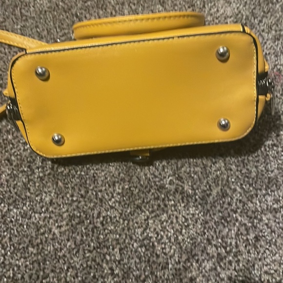 Cute mustard yellow purse - Picture 3 of 3